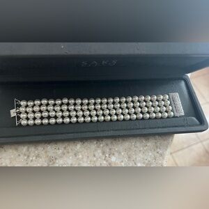 Saks Fifth Avenue Elegant white gold with diamonds clasp Pearl bracelet